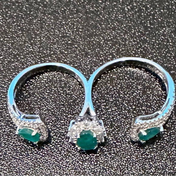 Rarities by Carol Brodie emerald and white zircon 2-finger ring. - Picture 2 of 7
